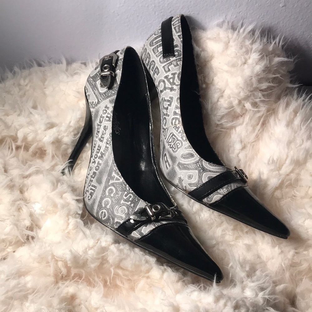 HP✨Frederick's of Hollywood Blck Pointed Heels 🖤